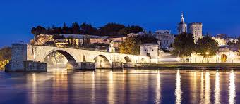 Vue nocturne sur le Pont d'Avignon et le Palais des Papes